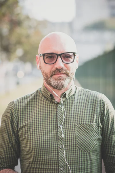 Handsome middle aged man listening to music — Stock Photo, Image