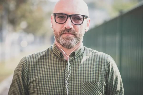 Handsome middle aged man listening to music — Stock Photo, Image