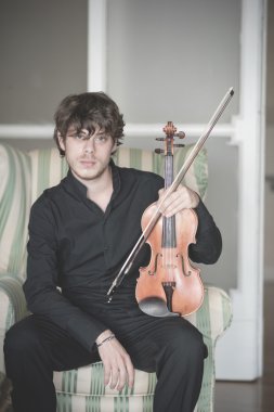 genç yakışıklı sarışın kemancı