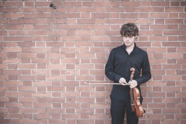 genç yakışıklı sarışın kemancı