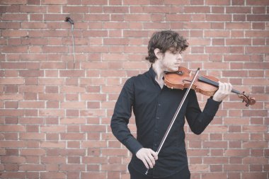 genç yakışıklı sarışın kemancı