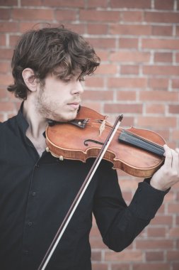 genç yakışıklı sarışın kemancı