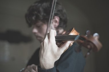 genç yakışıklı sarışın kemancı