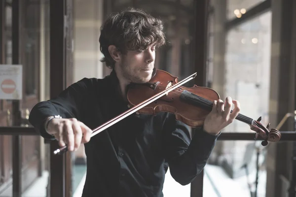 Young handsome blonde violinist — Stock Photo, Image