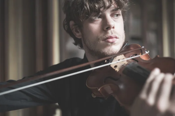 Jovem violinista loira bonito — Fotografia de Stock