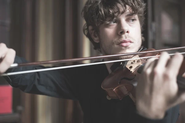 Jovem violinista loira bonito — Fotografia de Stock