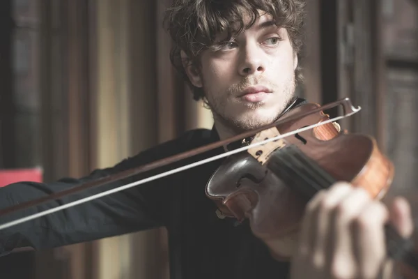 Jovem violinista loira bonito — Fotografia de Stock