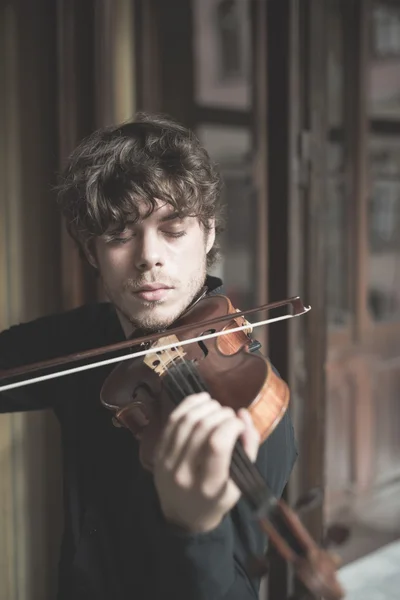 Jovem violinista loira bonito — Fotografia de Stock