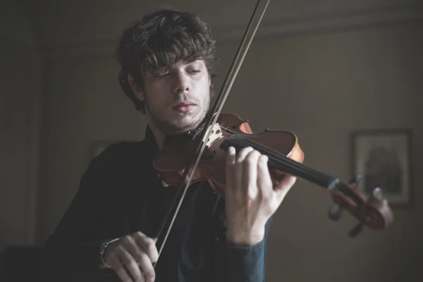 Jovem violinista loira bonito — Fotografia de Stock