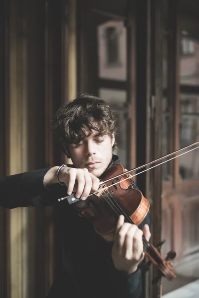 Jovem violinista loira bonito — Fotografia de Stock