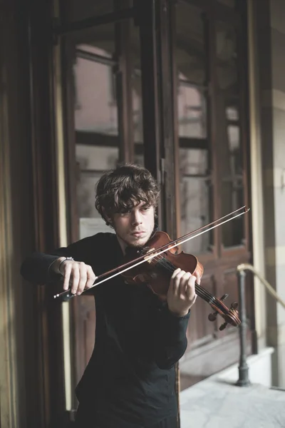 若いハンサムな金髪のヴァイオリニスト — ストック写真