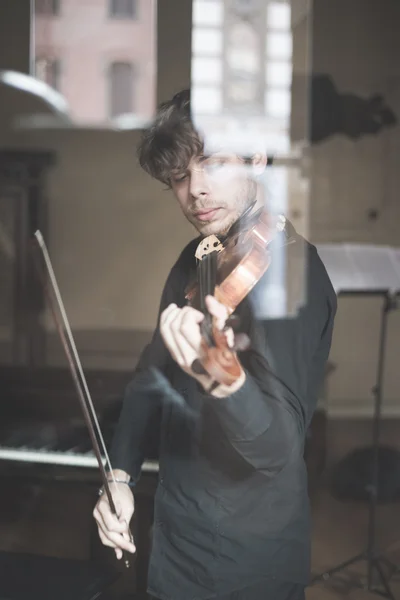 Jovem violinista loira bonito — Fotografia de Stock