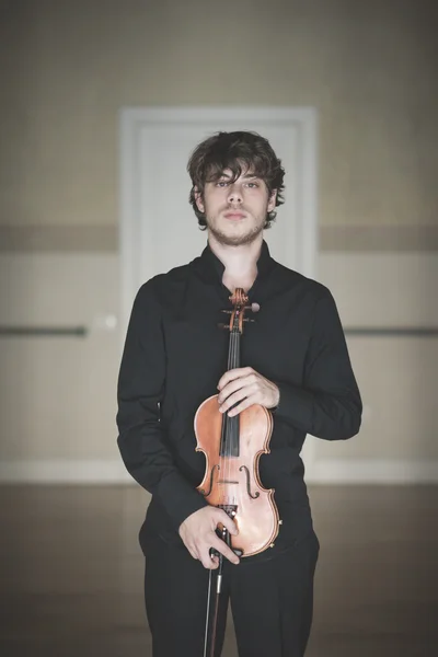 Jovem violinista loira bonito — Fotografia de Stock