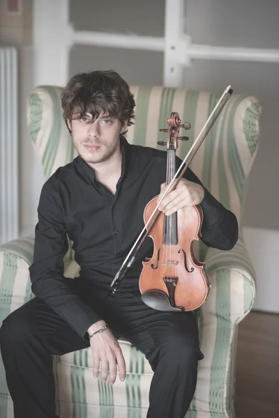 Jovem violinista loira bonito — Fotografia de Stock