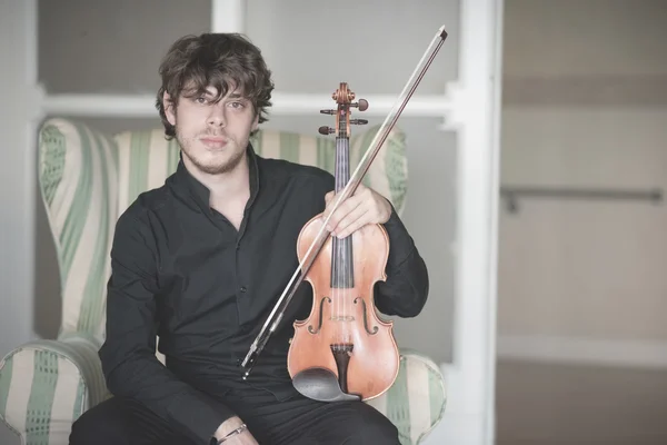 Joven guapo rubia violinista — Foto de Stock