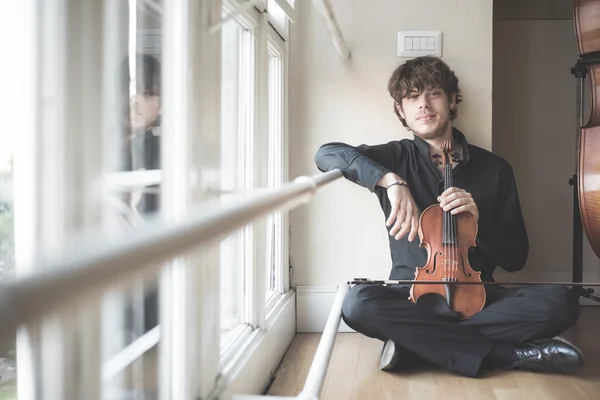 Jovem violinista loira bonito — Fotografia de Stock