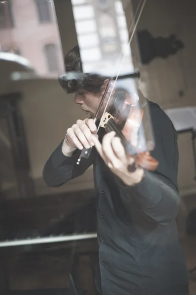 Jovem violinista loira bonito — Fotografia de Stock