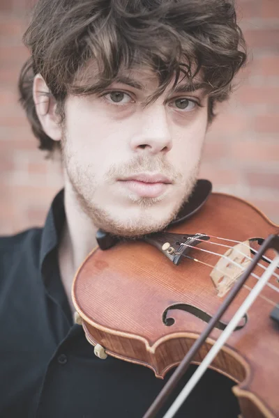 Jovem violinista loira bonito — Fotografia de Stock