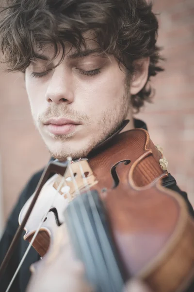 Jovem violinista loira bonito — Fotografia de Stock