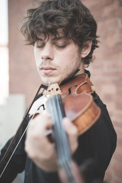 Jovem violinista loira bonito — Fotografia de Stock