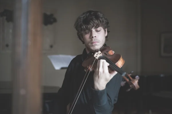 Jovem violinista loira bonito — Fotografia de Stock