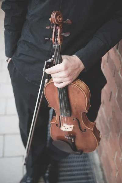 年轻英俊的金发小提琴手 — 图库照片