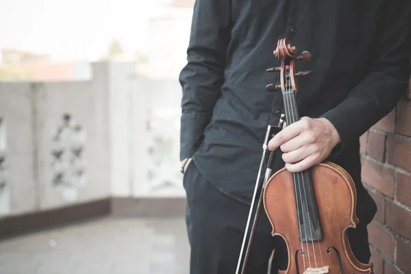 Jovem violinista loira bonito — Fotografia de Stock