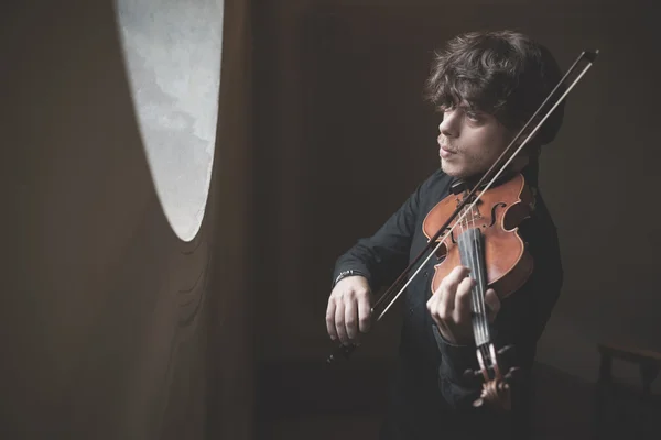 Jovem violinista loira bonito — Fotografia de Stock