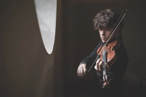 Jovem violinista loira bonito — Fotografia de Stock