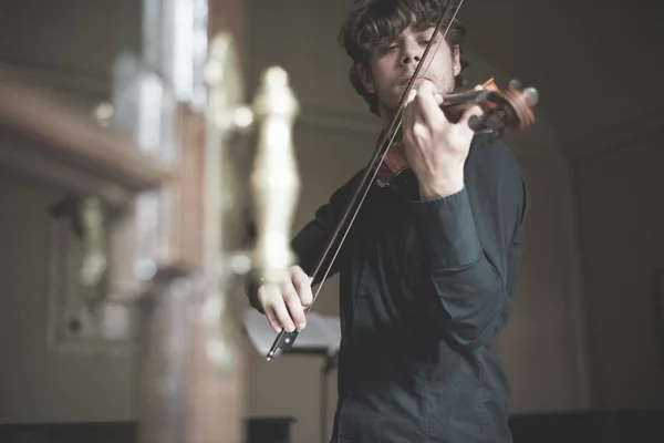 Ung snygg blondin violinist — Stockfoto