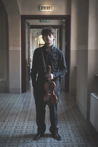 Jovem violinista loira bonito — Fotografia de Stock