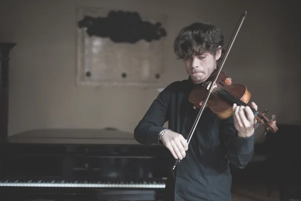 Jovem violinista loira bonito — Fotografia de Stock