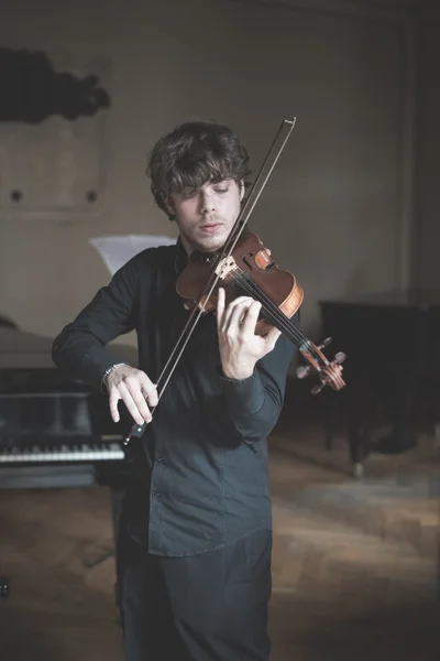 Jovem violinista loira bonito — Fotografia de Stock