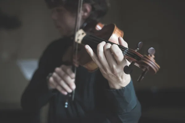 Jovem violinista loira bonito — Fotografia de Stock