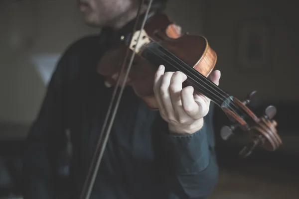 Jovem violinista loira bonito — Fotografia de Stock