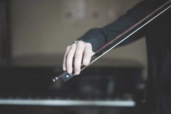 Jovem violinista loira bonito — Fotografia de Stock