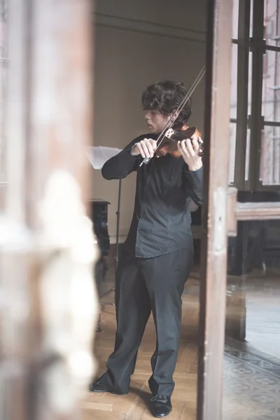 Jovem violinista loira bonito — Fotografia de Stock