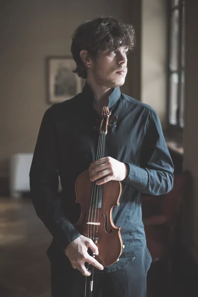 Young handsome blonde violinist — Stock Photo, Image