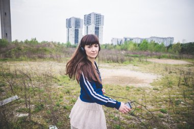 ıssız bir coğrafyada güzel kadın