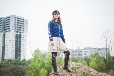 ıssız bir coğrafyada güzel kadın