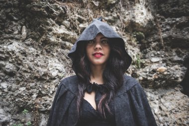 Manto ve hood vampir kadınla