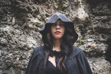 Manto ve hood vampir kadınla
