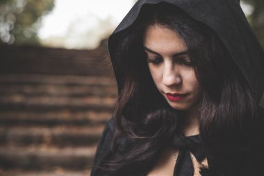 Manto ve hood vampir kadınla