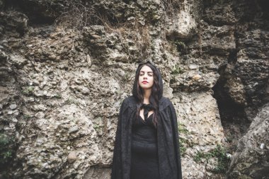 Manto ve hood vampir kadınla