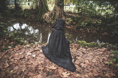 Manto ve hood vampir kadınla