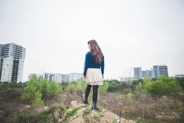 Schöne Frau in einer trostlosen Landschaft — Stockfoto