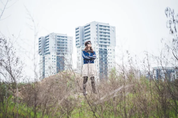 Hermosa mujer en un paisaje desolado — Foto de Stock