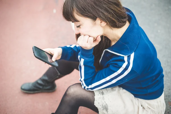 Vacker kvinna med smart telefon i ett öde landskap — Stockfoto