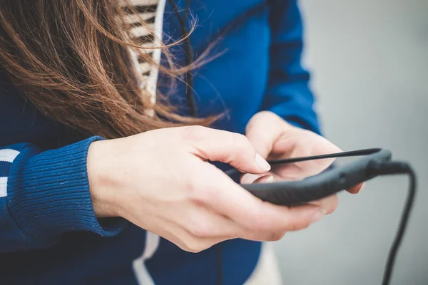 Primo piano delle mani della donna utilizzando lo smartphone — Foto Stock