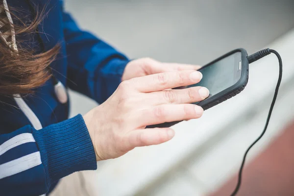 Fechar as mãos da mulher usando telefone inteligente — Fotografia de Stock